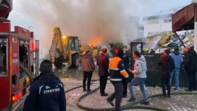 Bursa'nın İnegöl ilçesinde, endüstriyel atık toplama merkezinde çıkan yangın, itfaiye