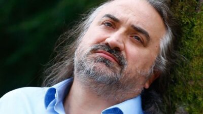 Sevilen sanatçı Volkan Konak, KKTC’de verdiği bayram konserinde sahnede fenalaştı.