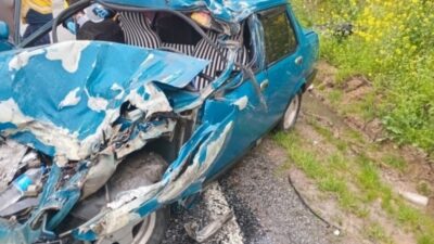 Aydın'ın Nazilli ilçesinde sürücüsünün direksiyon hakimiyetini kaybederek tıra çarptığı Fiat