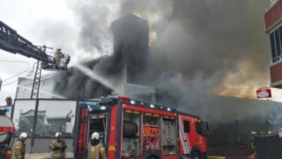 İstanbul Sancaktepe'de bir fabrikada yangın çıktı. Olay yerine çok sayıda