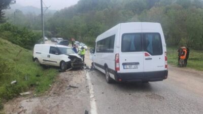 Bursa'nın İnegöl ilçesinde, işçileri taşıyan minibüs ile hafif ticari aracın