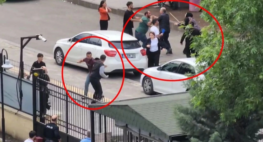 Diyarbakır'da adliye önünde iki grup arasında sopalı, tekmeli ve yumruklu