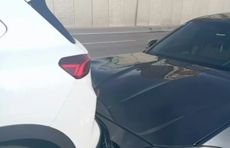 TOGG ile BMW'nin karıştığı kazada BMW'nin ön kaputu ağır hasar