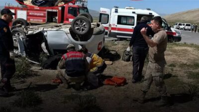 Van'ın Çaldıran ilçesinde 2 aracın kafa kafaya çarpışması sonucu meydana