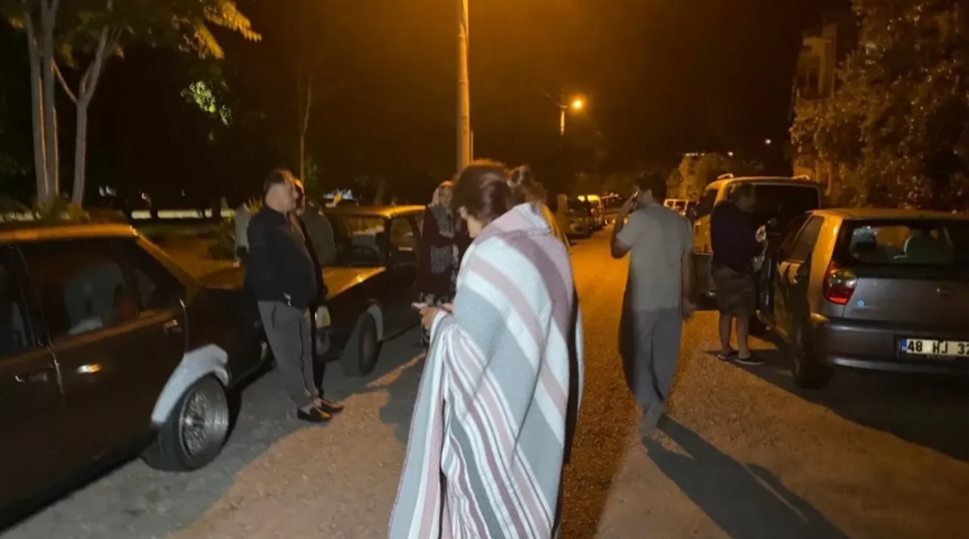 Muğla'dali depremde Fethiye'de panikatak nedeniyle 14 yaşındaki Afranur Günlü hastaneye