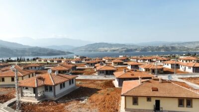Kahramanmaraş'ta Sır Barajı manzarasına karşı inşa edilen 110 köy evi
