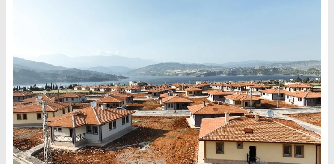 Kahramanmaraş'ta Sır Barajı manzarasına karşı inşa edilen 110 köy evi