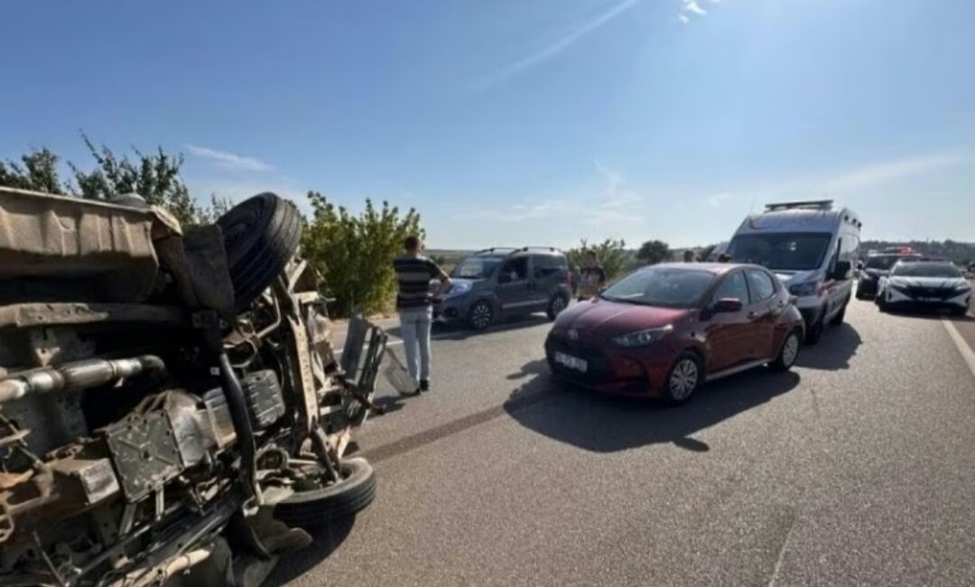 Bursa'nın Karacabey ilçesinde meydana gelen trafik kazasında, 3 araç birbirine