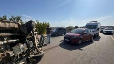 Bursa'nın Karacabey ilçesinde meydana gelen trafik kazasında, 3 araç birbirine