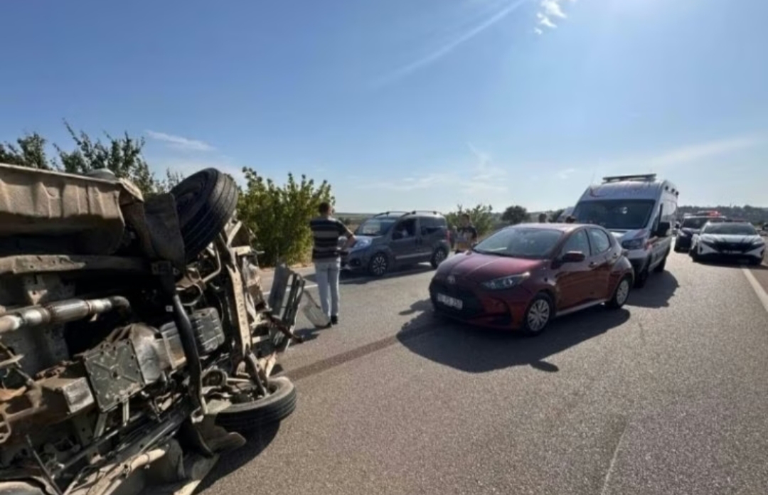 Bursa'nın Karacabey ilçesinde meydana gelen trafik kazasında, 3 araç birbirine