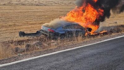 Şanlıurfa’nın Viranşehir ilçesinde devrilen otomobil alev alev yandı, sürücü yaralandı.