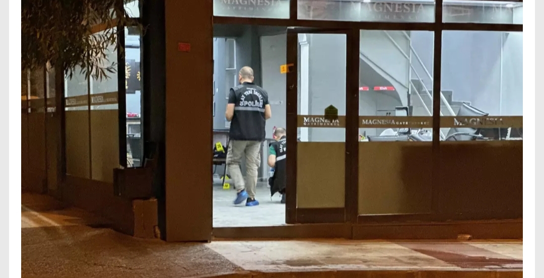 Manisa'da Şehzadeler ilçesinde bir emlak ofisinde çıkan silahlı çatışma sonucu