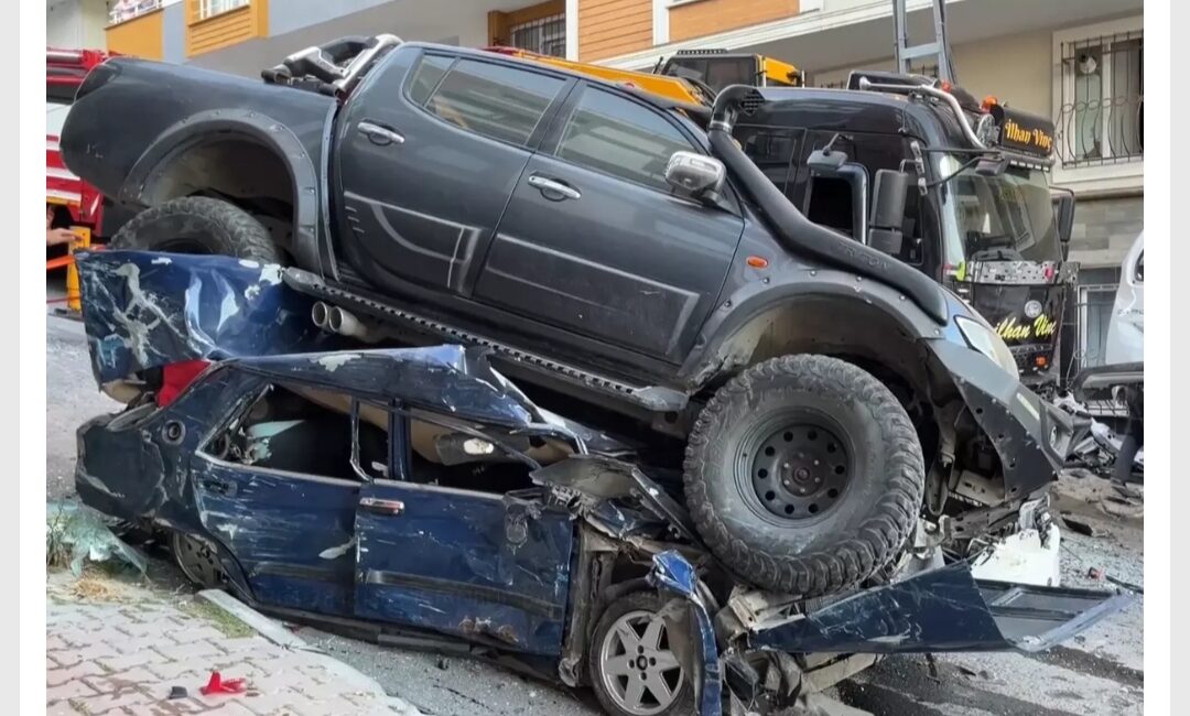 Başakşehir'de sürücüsünün kontrolü kaybettiği vinç, 23 araca çarparak hasar verdi.