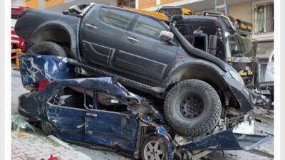 Başakşehir'de sürücüsünün kontrolü kaybettiği vinç, 23 araca çarparak hasar verdi.