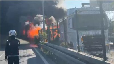 İstanbul'da İncirli metrobüs durağında, bir metrobüs alev alev yandı. O