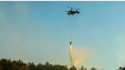 Uşak'ta tarım arazisinde başlayıp ormanlık alana sıçrayan yangına havadan ve