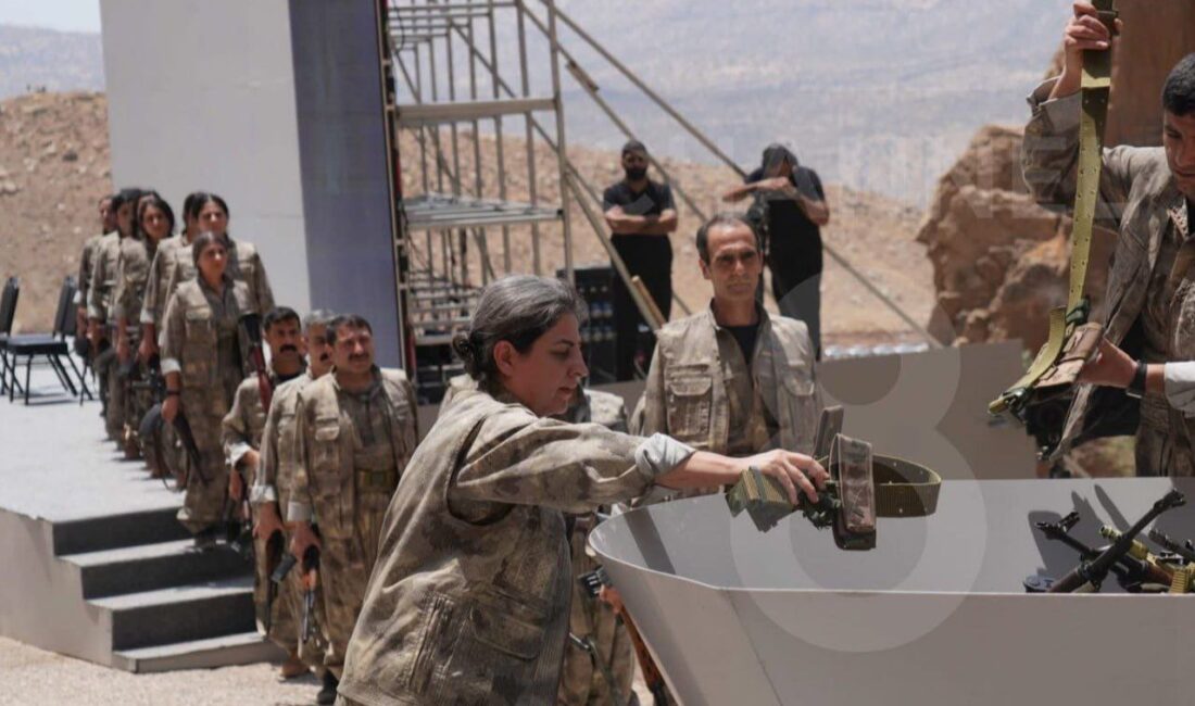 Terör örgütü PKK'dan bir grup, Irak’ın Süleymaniye kentinde silahlarını imha
