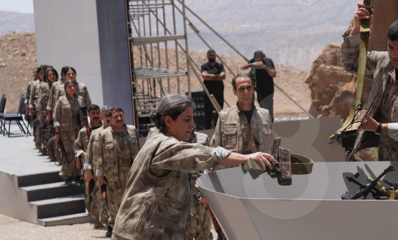 Terör örgütü PKK'dan bir grup, Irak’ın Süleymaniye kentinde silahlarını imha