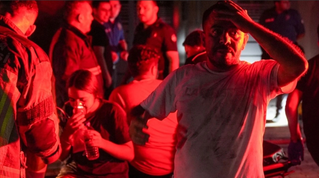 Ankara'nın Çankaya ilçesinde 26 katlı bir binada yangın çıktı. Yangında