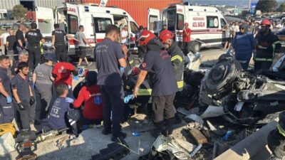 Kocaeli'nin Dilovası ilçesinde 2 otomobil ve 1 tırın karıştığı zincirleme