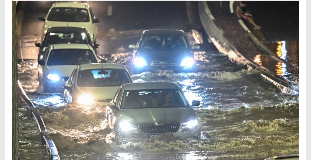 Ankara'da etkili olan sağanak yağış sonucu yolları su bastı, araçlar