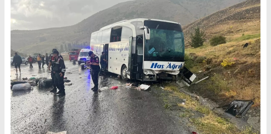 Sivas'ın İmranlı ilçesinde yolcu otobüsü dağın yamacına çarptı. Gerçekleşen kazada