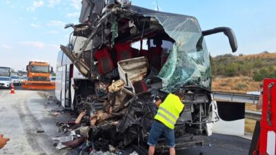 Mersin'in Tarsus ilçesinde yolcu otobüsünün tıra arkadan çarpması sonucu 9