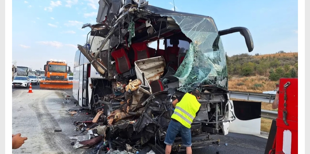 Mersin'in Tarsus ilçesinde yolcu otobüsünün tıra arkadan çarpması sonucu 9