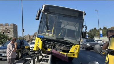 İstanbul Fatih'te seyir halindeki İETT otobüsü, önündeki araca vurup çelik