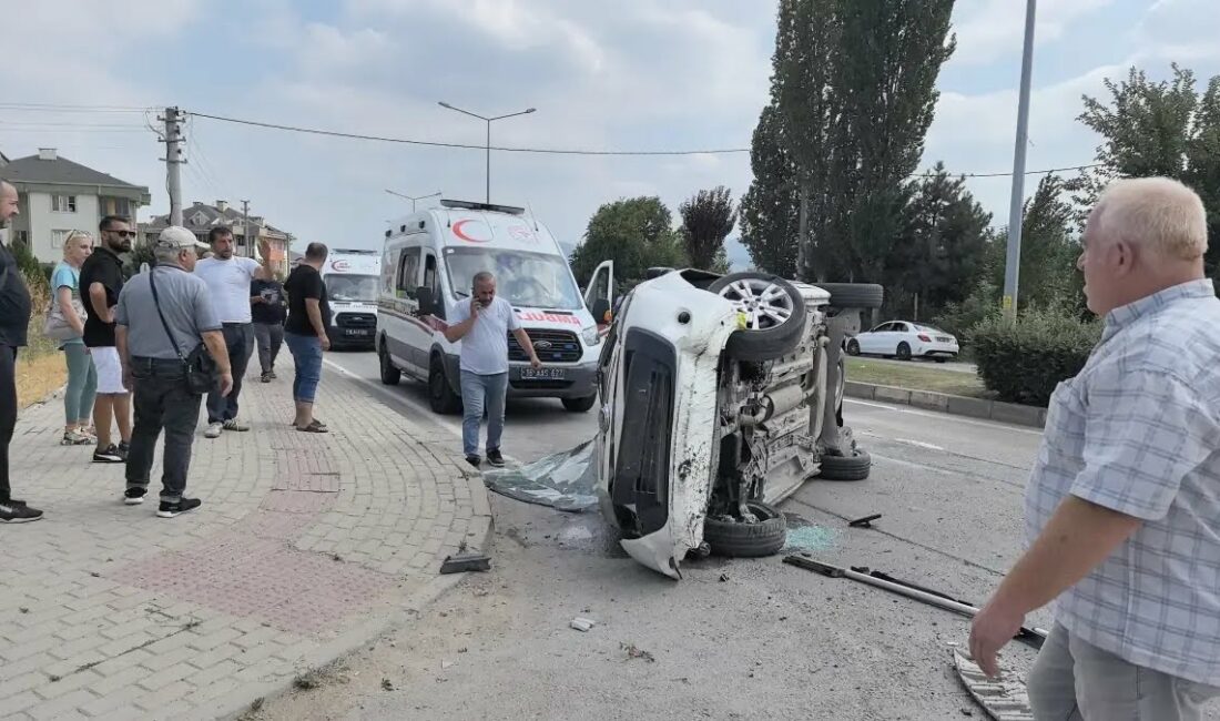BURSA'nın İnegöl ilçesinde refüje çarpıp takla atan hafif ticari araç,