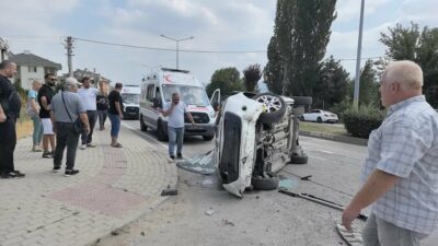 BURSA'nın İnegöl ilçesinde refüje çarpıp takla atan hafif ticari araç,