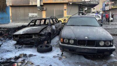 İzmir'in Karabağlar ilçesinde çöp biriktirilen bir alanda çıkan yangın nedeniyle