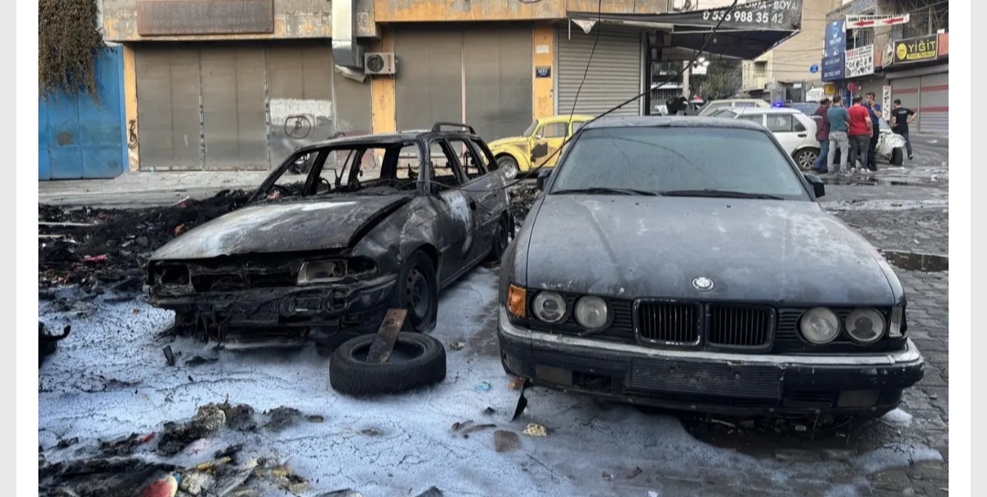 İzmir'in Karabağlar ilçesinde çöp biriktirilen bir alanda çıkan yangın nedeniyle
