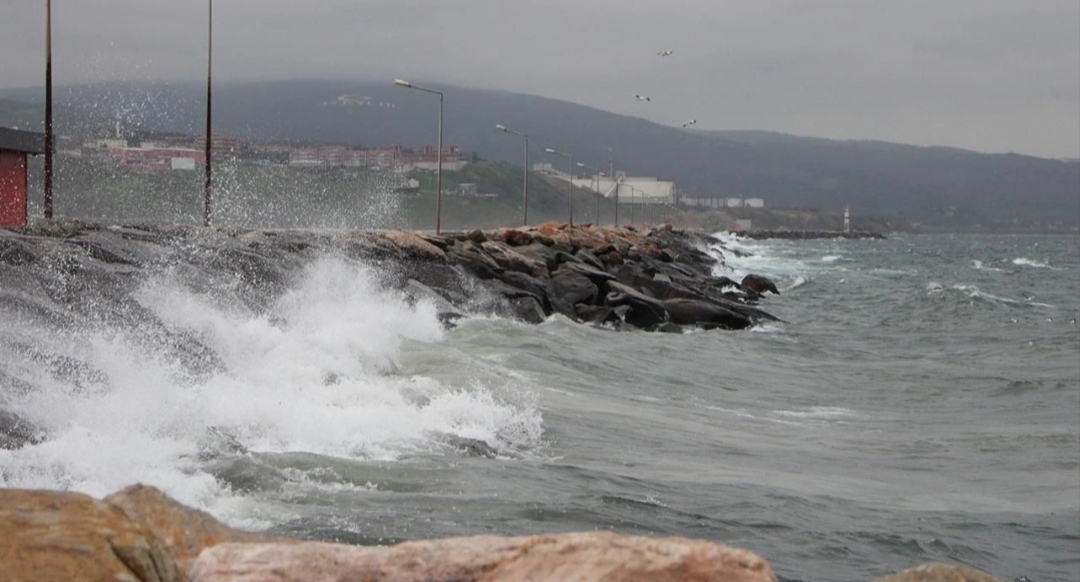 Marmara Denizi'nde fırtına bekleniyor. Meteoroloji Genel Müdürlüğü, yarın öğle saatlerinde