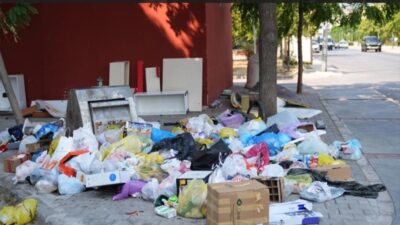 İzmir Karşıyaka’da toplanmayan çöpler yığınlar oluştururken kötü kokular vatandaşların tepkisini