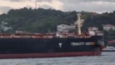 İstanbul Boğazı’nda arıza yapan ham petrol tankeri nedeniyle trafik çift