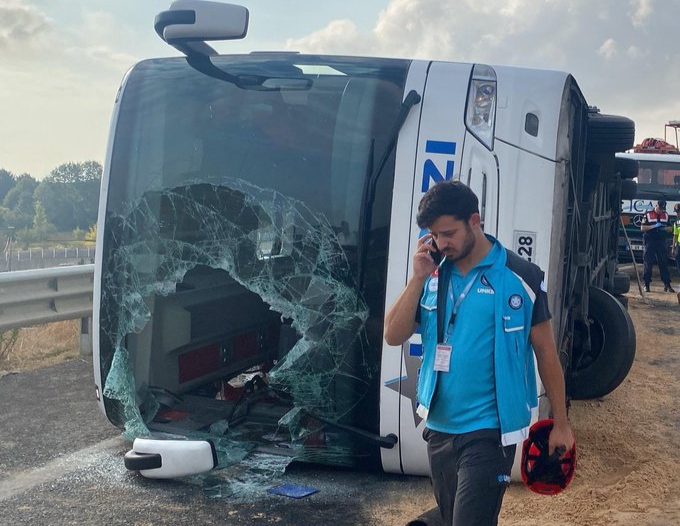 Kuzey Marmara Otoyolu'nda yolcu otobüsünün bariyerlere çarpması sonucu ilk belirlemelere