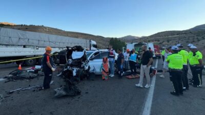 Malatya-Kayseri karayolu Akçadağ ilçesinde hafif ticari araç ile otomobilin kafa