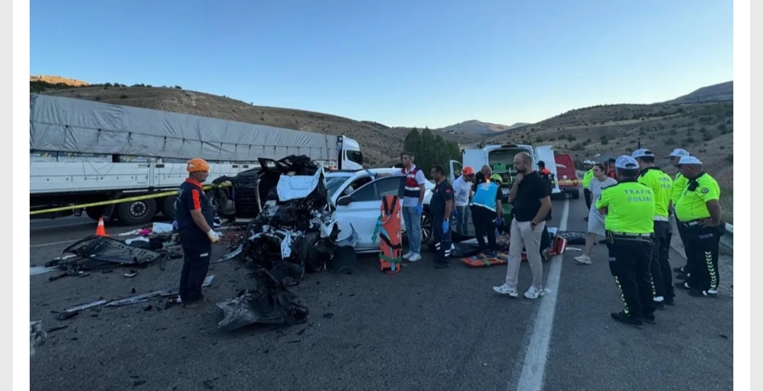Malatya-Kayseri karayolu Akçadağ ilçesinde hafif ticari araç ile otomobilin kafa