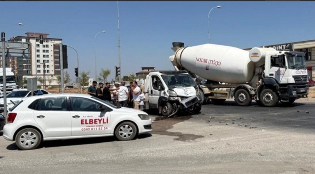 Hatay’da otomobil ile çekicinin çarpışması sonucu meydana gelen elim kazada