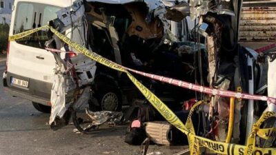 Mersin'in Erdemli ilçesinde tatile yolundaki çocukları taşıyan minibüs kaza yaptı.