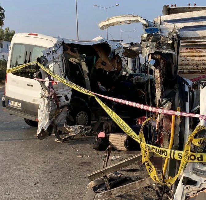 Mersin'in Erdemli ilçesinde tatile yolundaki çocukları taşıyan minibüs kaza yaptı.