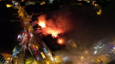 Erzurum'da, cağ kebabı restoranında çıkan ve yandaki binaların çatısına sıçrayan