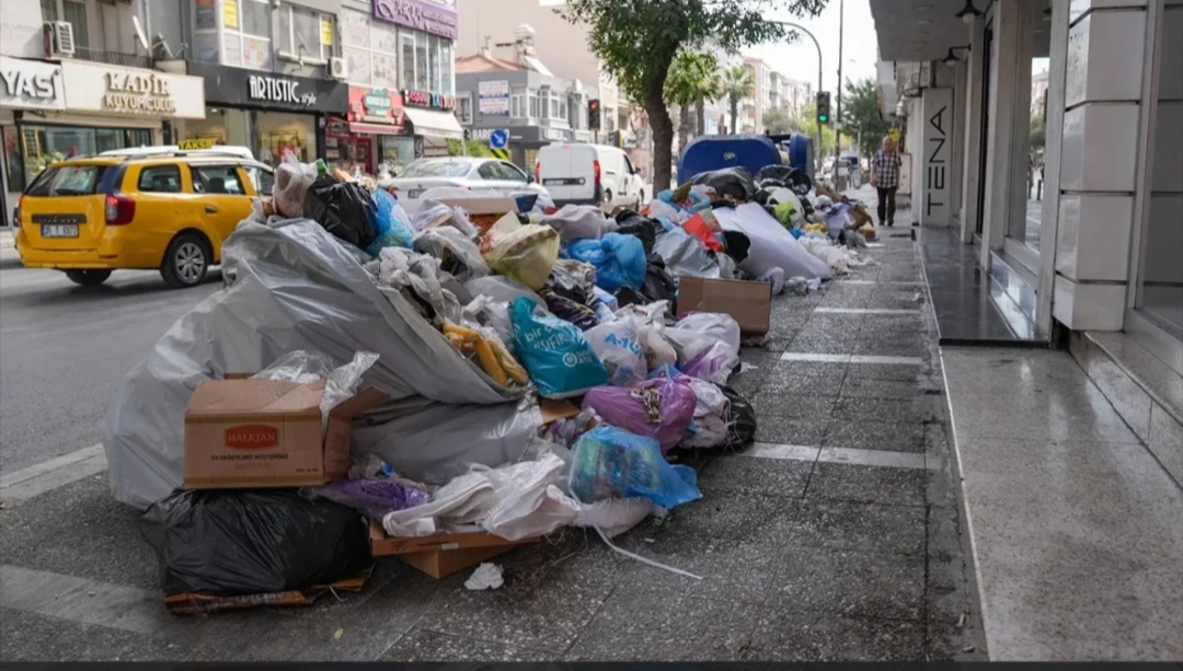 İzmir'in Buca Belediyesi'nde maaş alamayan işçilerinin iş bırakma eylemi 7.