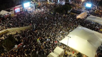 Gazze'deki ateşkes ve esir takası anlaşmasının ardından Tel Aviv'de toplanan