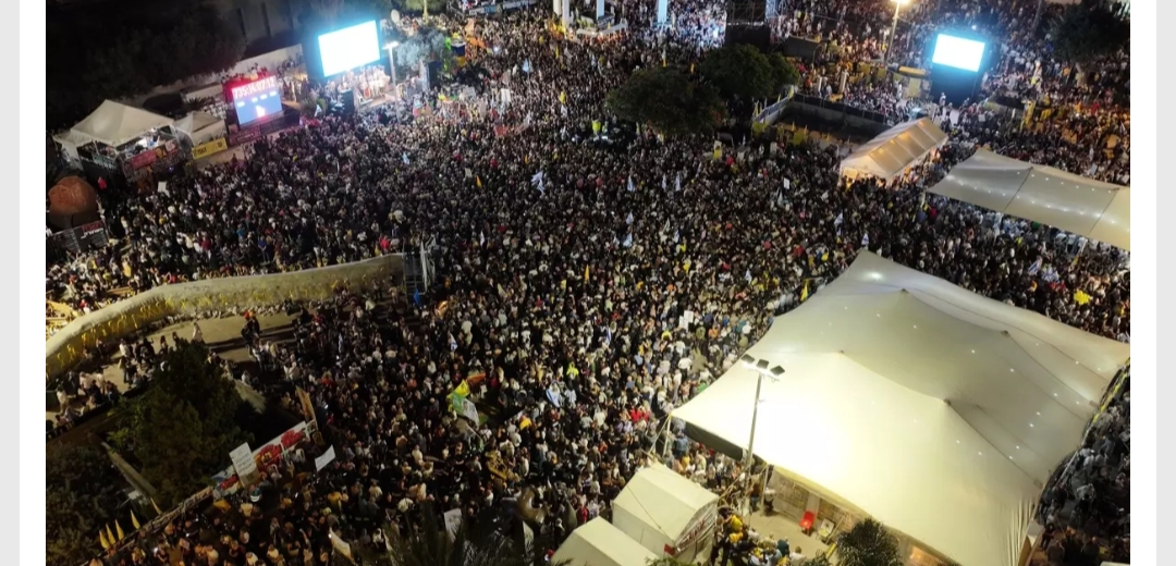 Gazze'deki ateşkes ve esir takası anlaşmasının ardından Tel Aviv'de toplanan