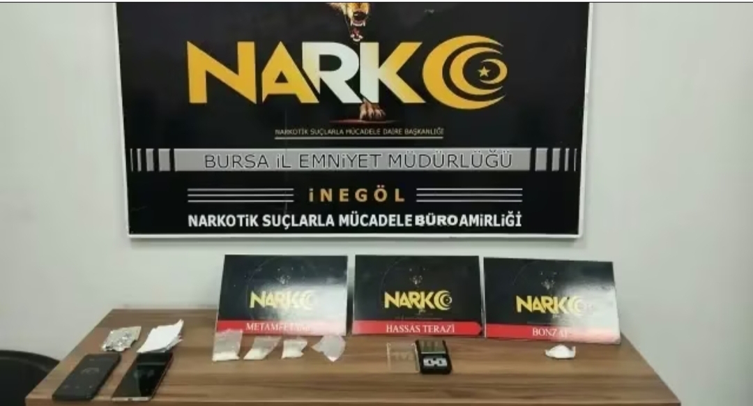 Bursa'nın İnegöl ilçesinde uyuşturucu ele geçirilen araçtaki 2 şüpheli tutuklandı.