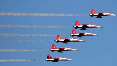 Türk Hava Kuvvetlerinin akrobasi timi Türk Yıldızları, Kırklareli semalarında gösteri