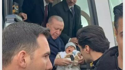 Başkan Erdoğan’a ‘minik’ sürpriz! Görünce konvoyunu durdurdu Adıyaman'da 350 bininci deprem konutunun anahtar teslimi töreni için kente