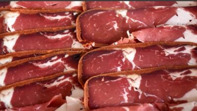 Niğde'de pastırma yiyen 5 kişi gıda zehirlenmesi şüphesiyle hastaneye kaldırıldı.